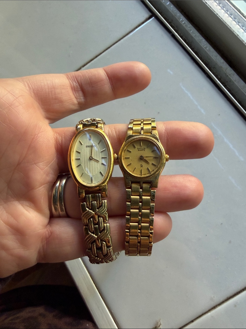 Seiko Oval Gold-Tone Quartz Watch 1N00-0M00 Gold